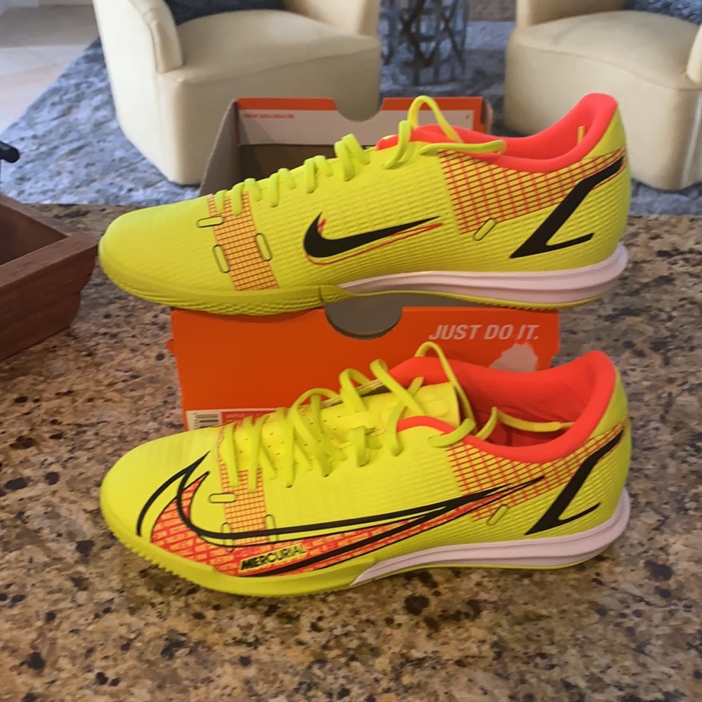 NIB Nike Vapor 14 Academy IC indoor soccer shoes